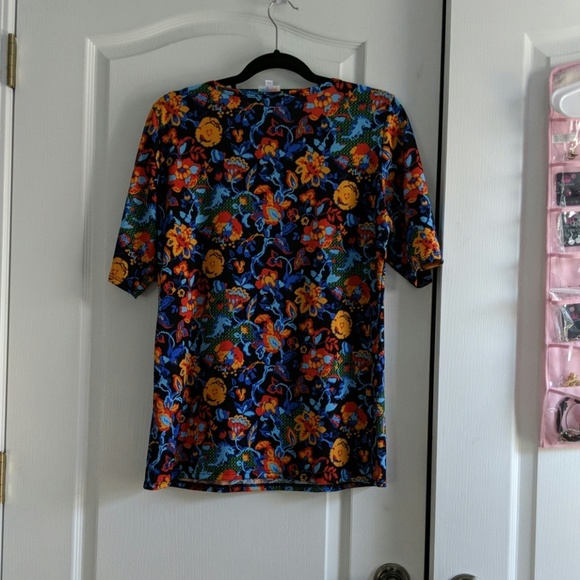 LuLaRoe Gigi shirt - Picture 2 of 5
